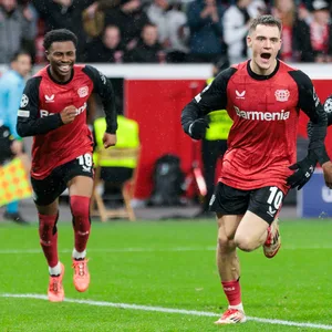 So sehen Sieger aus: Torschütze Florian Wirtz (M.) bejubelt mit seinen Kollegen Leverkusens ersten Treffer.