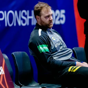 Andreas Wolff sitzt traurig auf einem Stuhl
