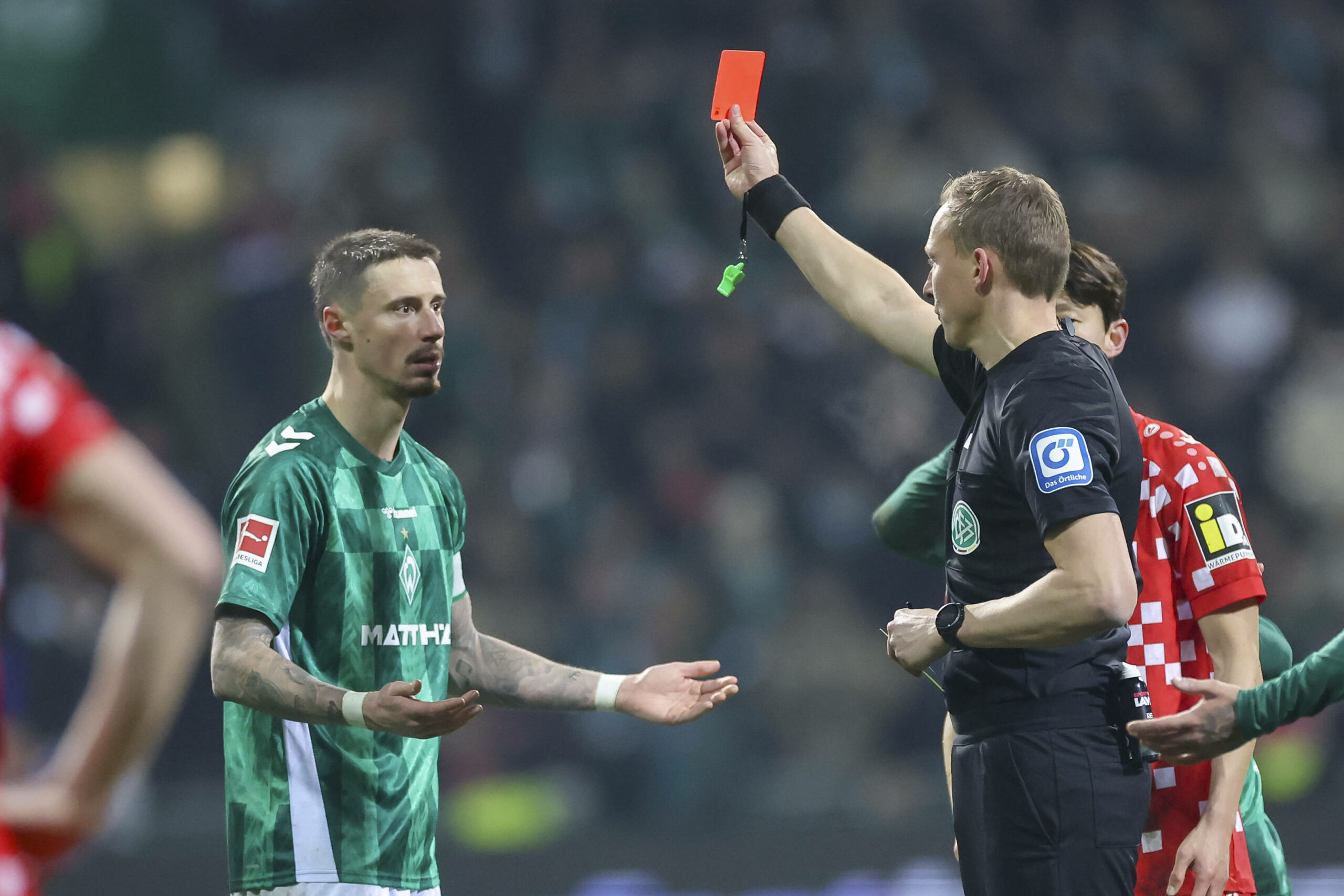 Marco Friedl fliegt als zweiter Bremer vom Platz.