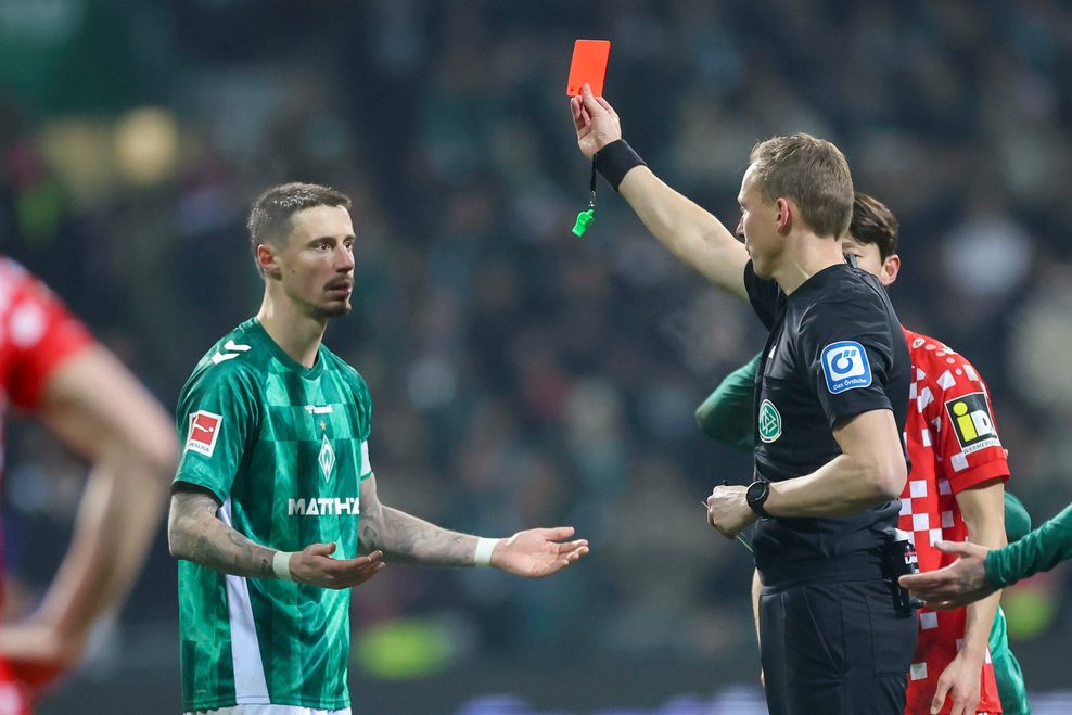 Marco Friedl fliegt als zweiter Bremer vom Platz.