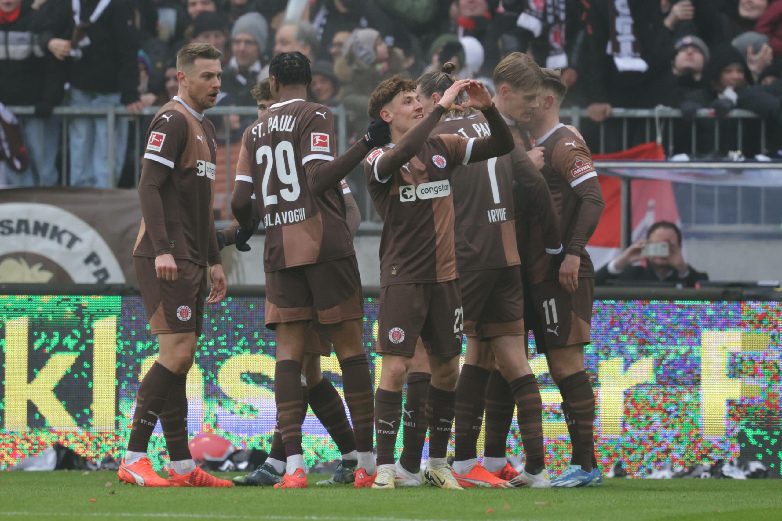 Philipp Treu und der FC St. Pauli feiern die Führung gegen Augsburg