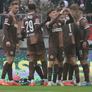Philipp Treu und der FC St. Pauli feiern die Führung gegen Augsburg
