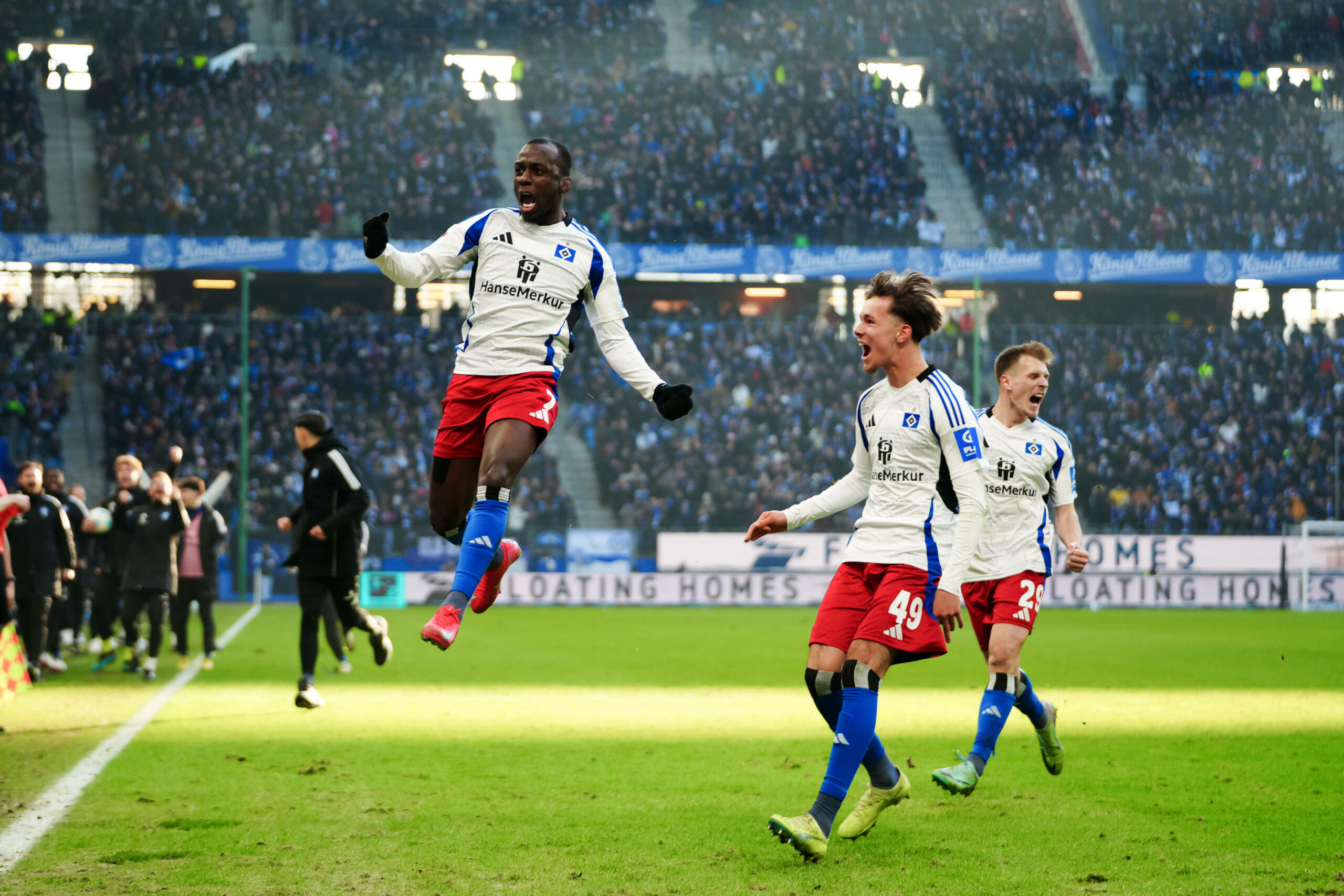 Jean-Luc Dompé feiert sein Tor für den HSV gegen Hannover