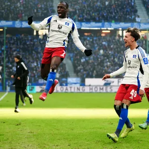 Jean-Luc Dompé feiert sein Tor für den HSV gegen Hannover
