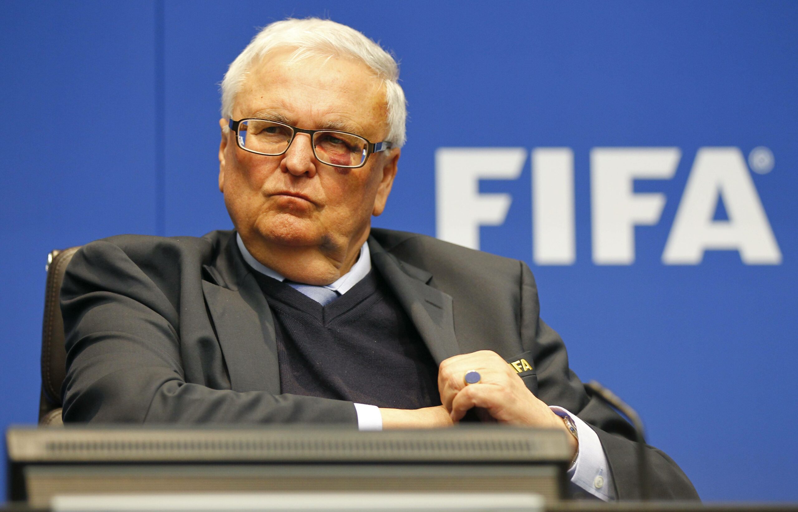 Dr. Theo Zwanziger sitzt auf einem Stuhl bei der FIFA