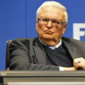 Dr. Theo Zwanziger sitzt auf einem Stuhl bei der FIFA