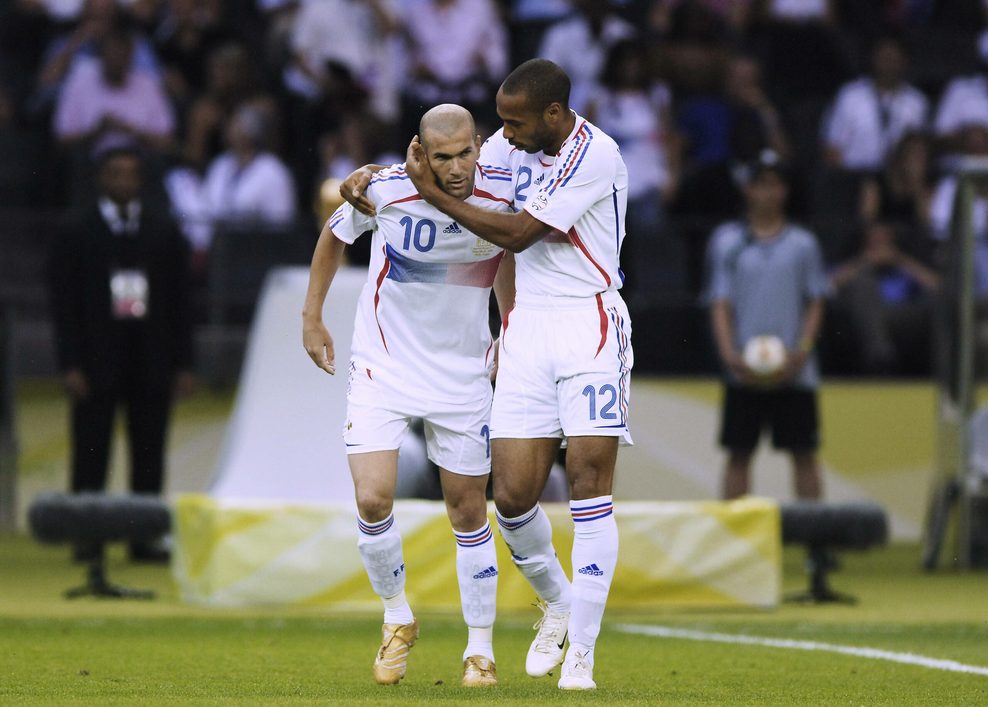 Thierry Henry umarmt Zinedine Zidane bei der WM 2006 in Deutschland