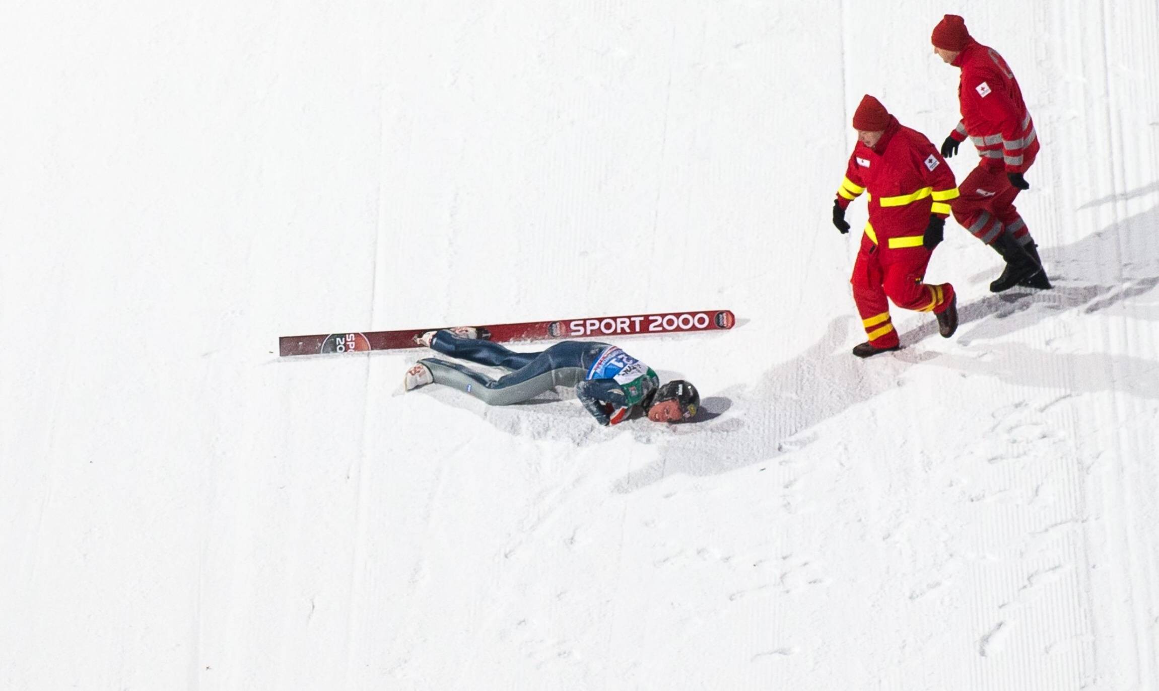 Nicholas Fairrell liegt nach seinem Sturz 2015 verletzt auf dem Schnee