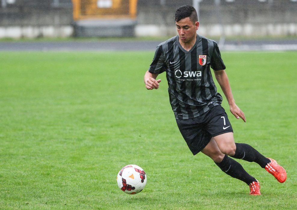 Marco Richter im Dribbling für die U19 des FC Augsburg