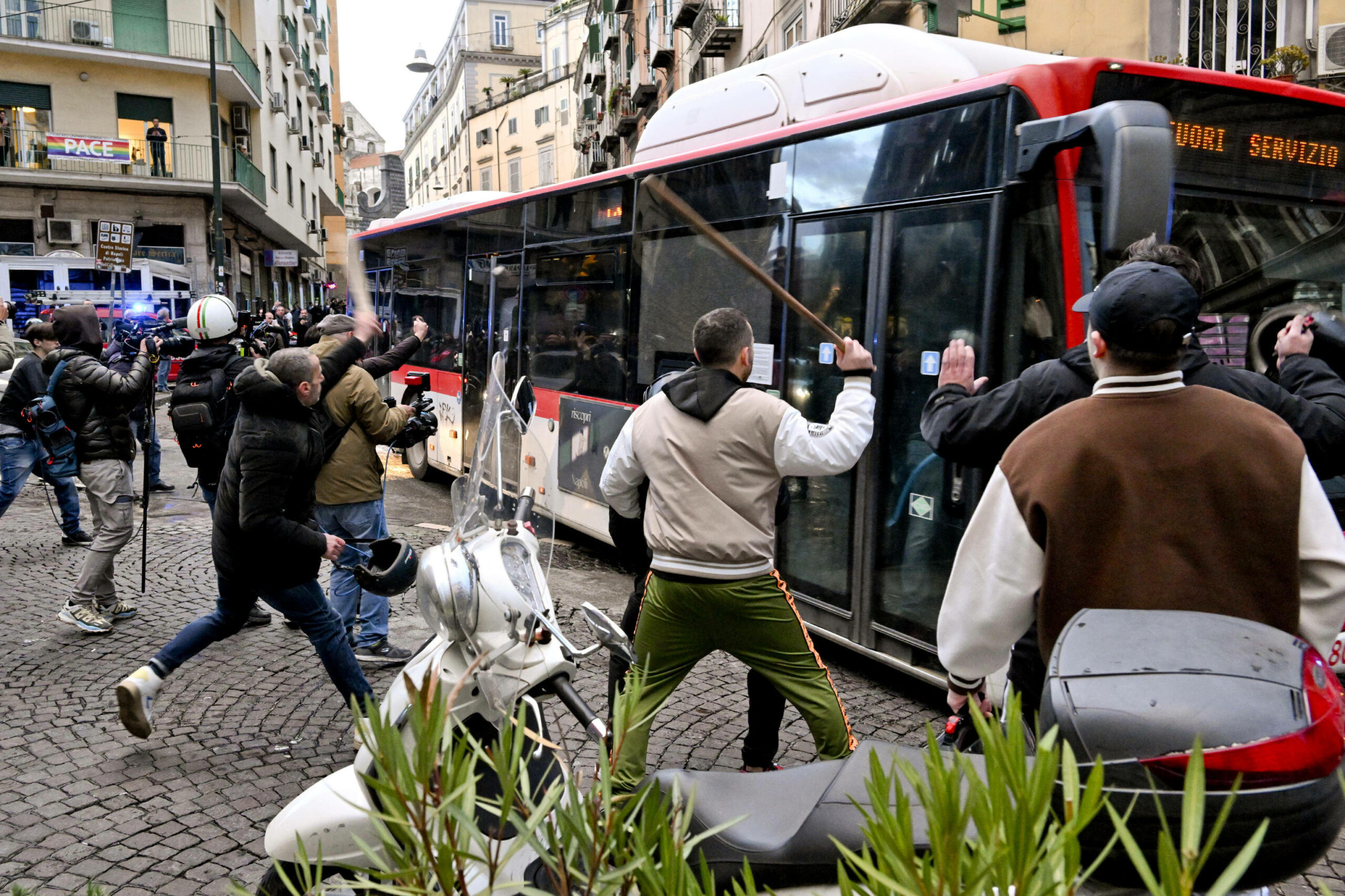 Frankfurter Hooligans attackieren einen Bus in Neapel.