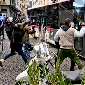 Frankfurter Hooligans attackieren einen Bus in Neapel.