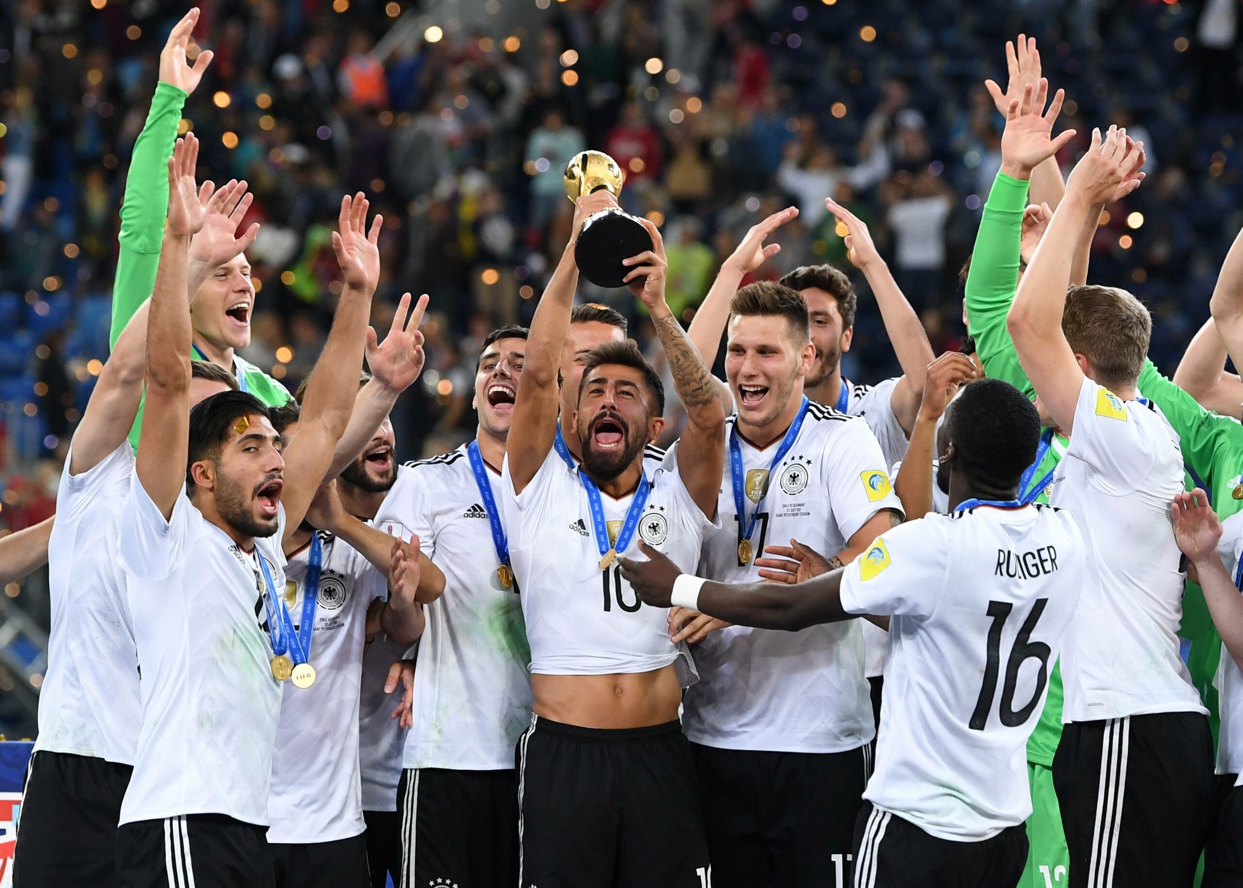 Kerem Demirbay stemmt 2017 den Confed-Cup-Pokal in die Höhe