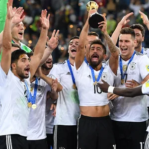 Kerem Demirbay stemmt 2017 den Confed-Cup-Pokal in die Höhe