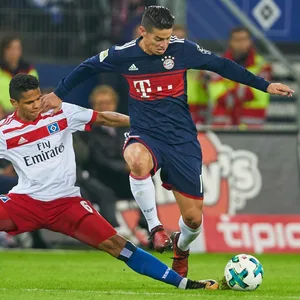 James Rodriguez im Zweikampf mit Douglas Santos