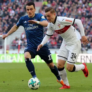 Filip Kostić und Jacob Bruun Larsen im Laufduell