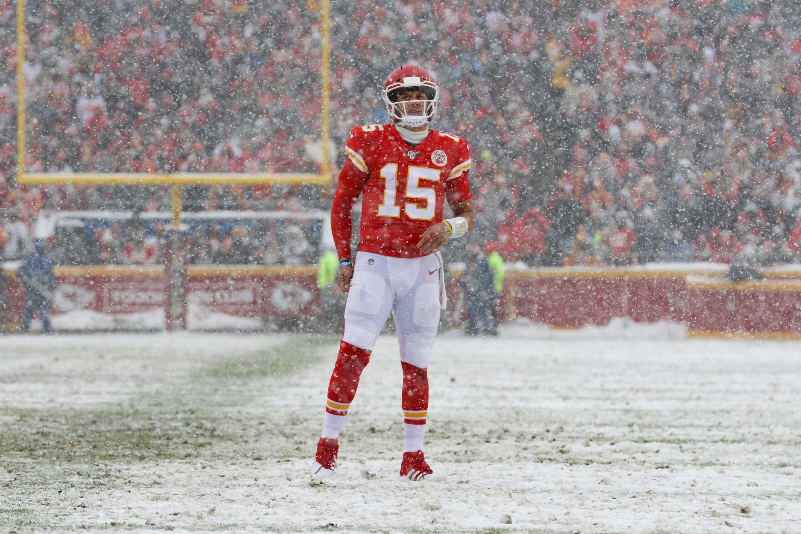 Patrick Mahomes steht auf einem beschneiten Football-Feld