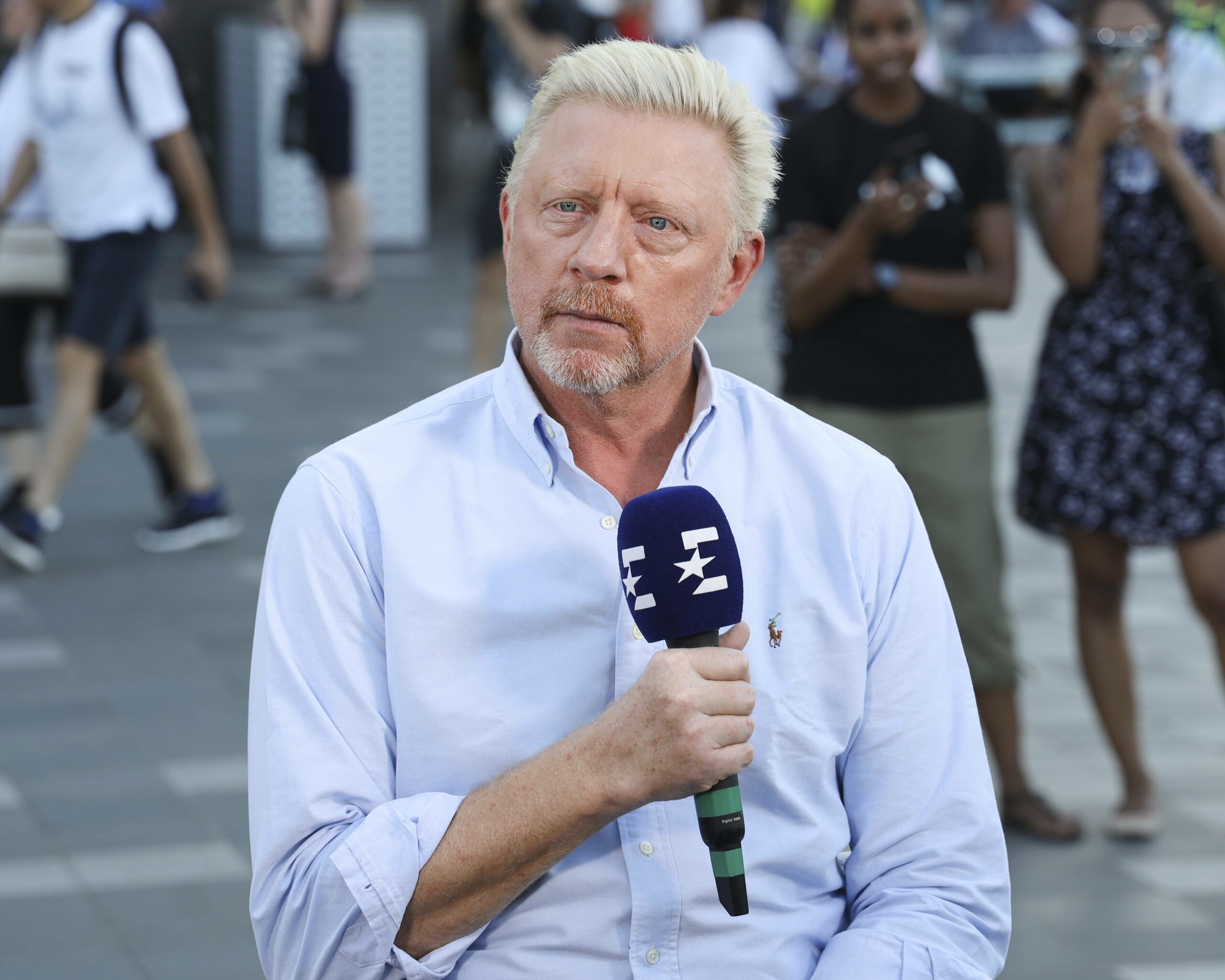 Boris Becker mit einem Eurosport Mikrofon in der Hand