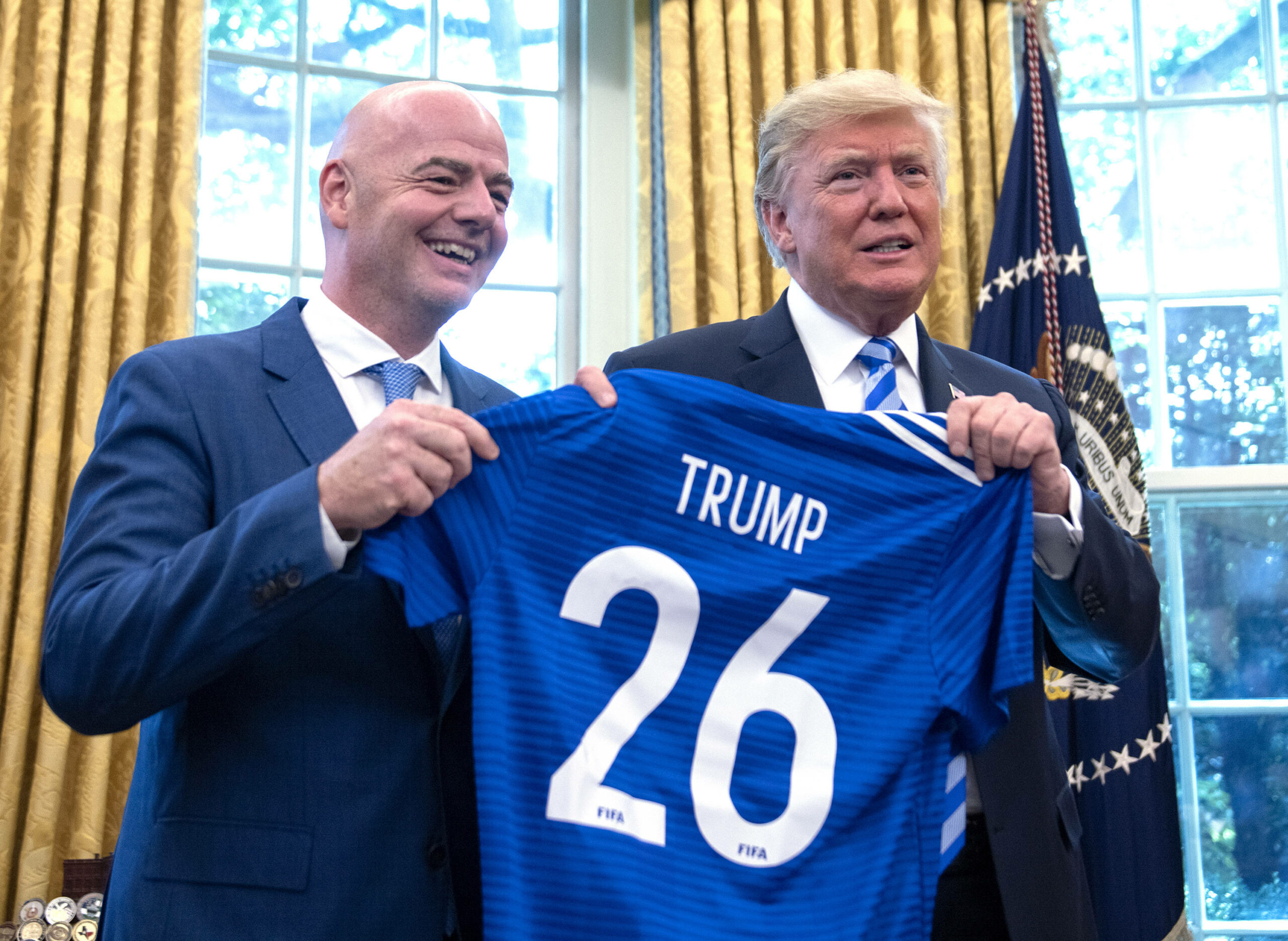 Gianni Infantino und Donald Trump halten ein Trikot in die Kamera mit der Aufschrift Trump 26