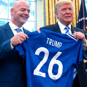 Gianni Infantino und Donald Trump halten ein Trikot in die Kamera mit der Aufschrift Trump 26