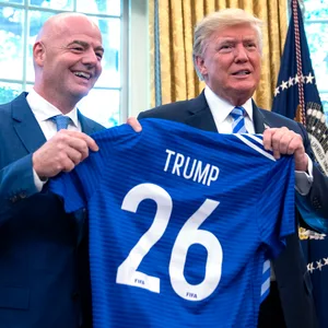Gianni Infantino und Donald Trump halten ein Trikot in die Kamera mit der Aufschrift Trump 26