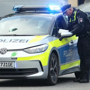 Dieser VW ist einer von 35 Hamburger Polizeiwagen, die von jedermann geortet werden konnten.