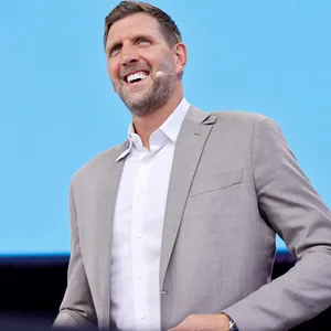 Dirk Nowitzki auf einer Bühne mit Mikrofon