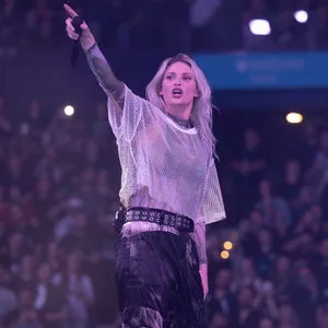 Emily Armstrong auf der Bühne