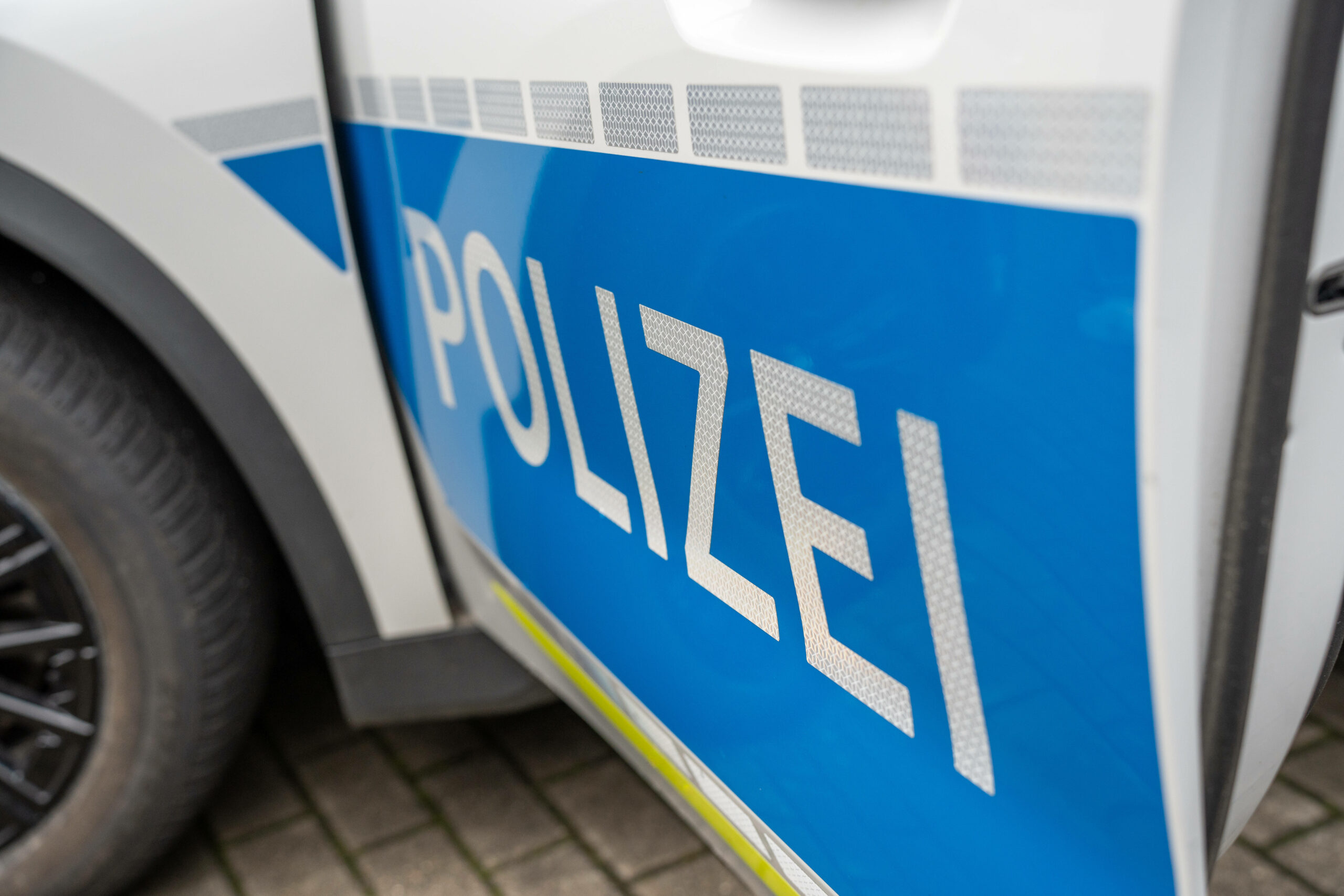 Die Polizei ermittelte die mutmaßlichen Täter und holte diese teilweise aus den Klassenräumen ab. (Symbolfoto)