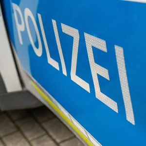 Die Polizei ermittelte die mutmaßlichen Täter und holte diese teilweise aus den Klassenräumen ab. (Symbolfoto)