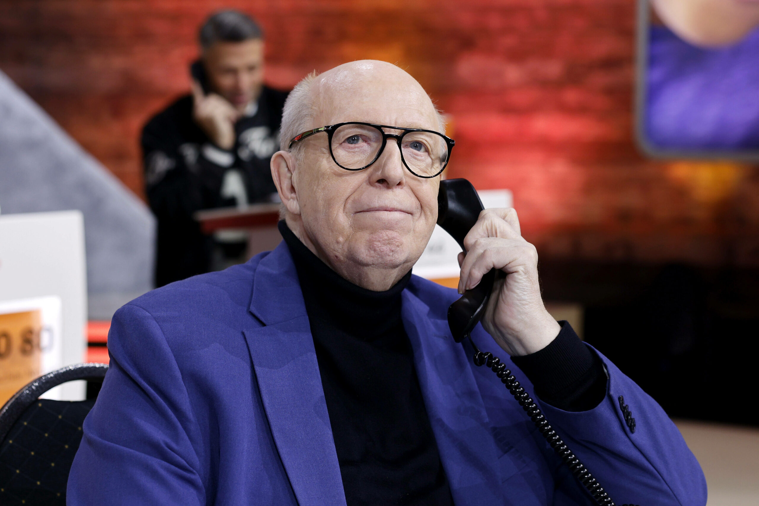 Reiner Calmund hat ein Blaues Sakko an und telefoniert