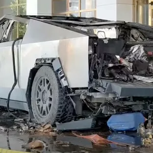 Am Mittwochmorgen explodierte ein Tesla-Fahrzeug vor dem Trump International Hotel in Las Vegas.