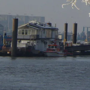 Am Fähranlager Teufelsbrück wurde am Montag eine Leiche in der Elbe entdeckt.