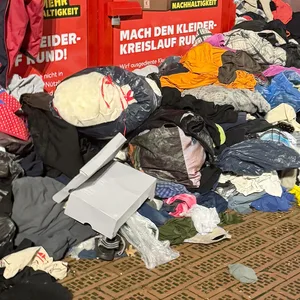 Übervolle Altkleider-Container (Symbolbild).