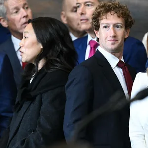Er sucht die Nähe zum neuen US-Präsidenten: Meta-Chef Mark Zuckerberg (M.) bei der Amtseinführung von Donald Trump im Kapitol.
