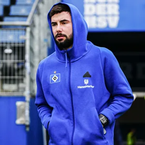Marco Richter geht mit Kapuze auf dem Kopf ins HSV-Stadion
