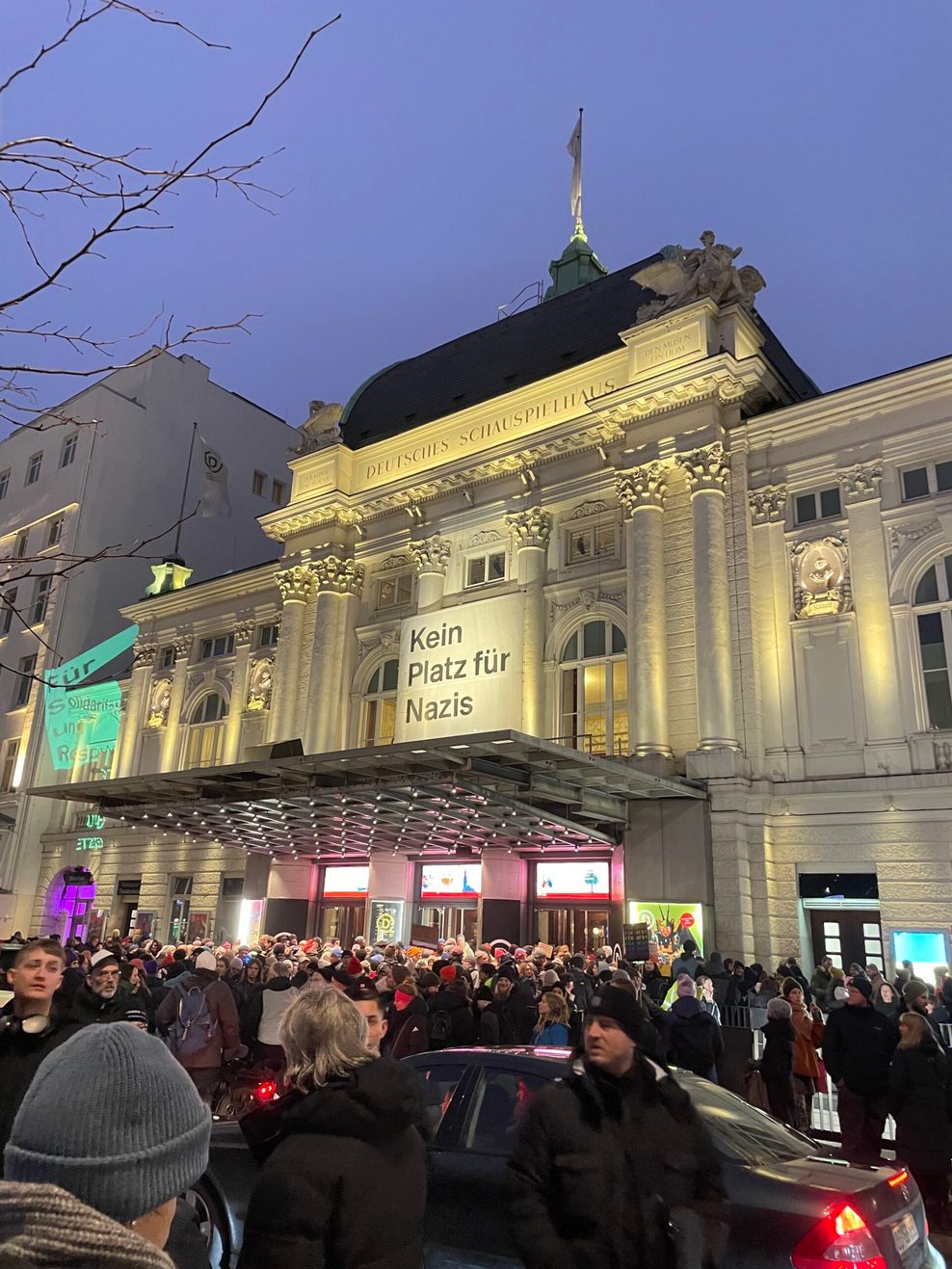 „Kein Platz für Nazis“ steht auf einem Plakat am Deutschen Schauspielhaus.