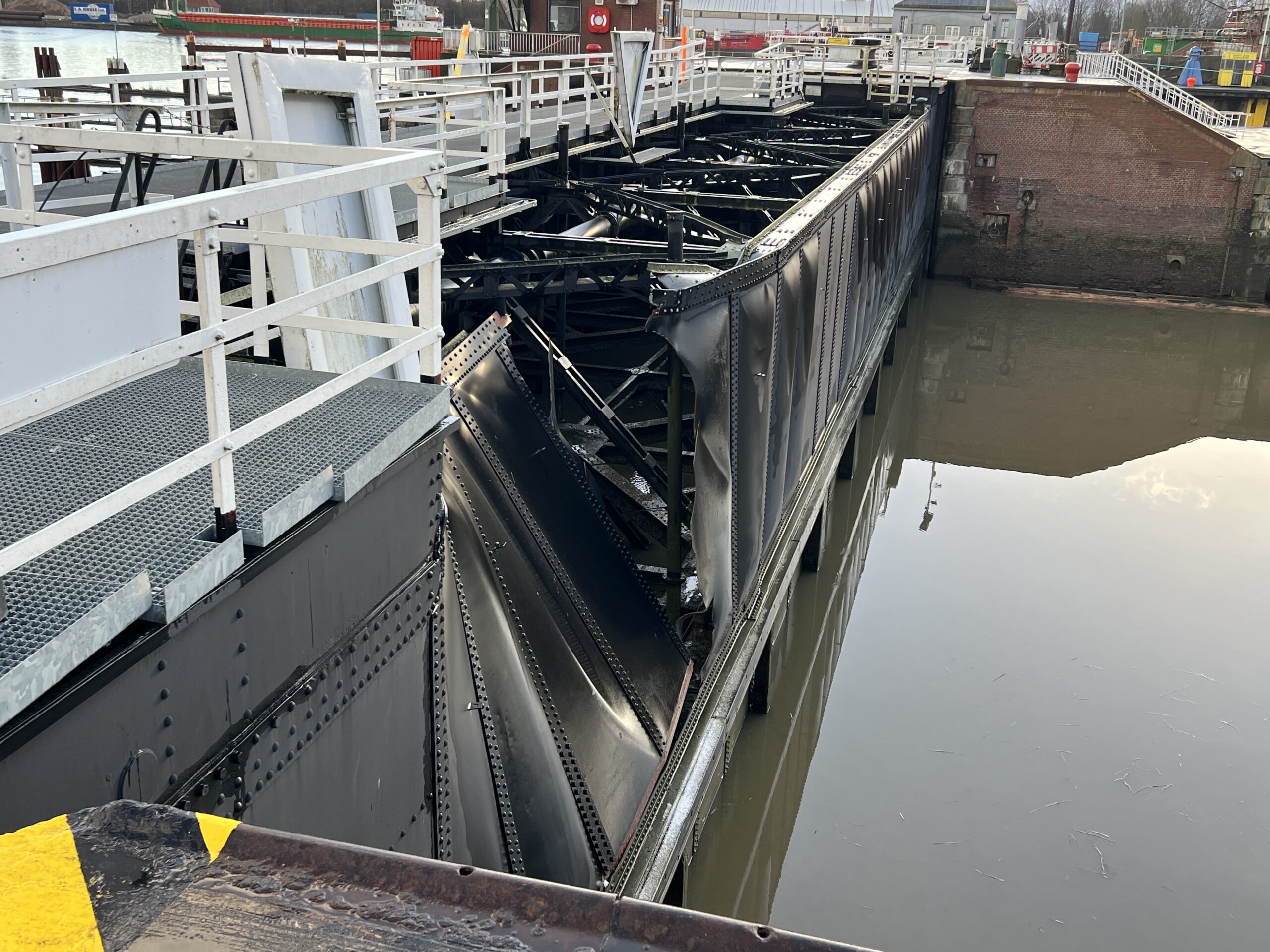 Das Schleusentor am Nord-Ostsee-Kanal wurde von einem Frachtschiff beschädigt. Man sieht das eingedellte Tor.