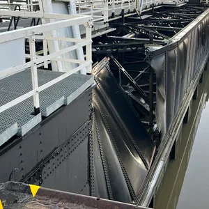 Das Schleusentor am Nord-Ostsee-Kanal wurde von einem Frachtschiff beschädigt. Man sieht das eingedellte Tor.
