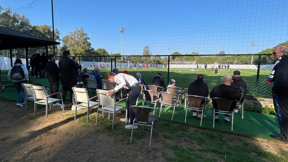 Komfort für die mitgereisten Fans: Die HSV-Anhänger können die Einheiten in Belek nun auch im Sitzen verfolgen.