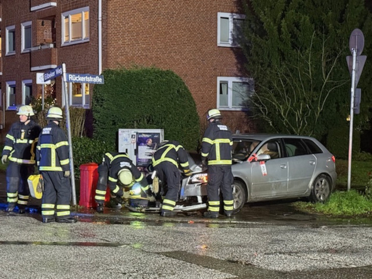 Beim einem Frontalcrash auf einer Kreuzung in Eilbek wurden zwei Menschen verletzt.