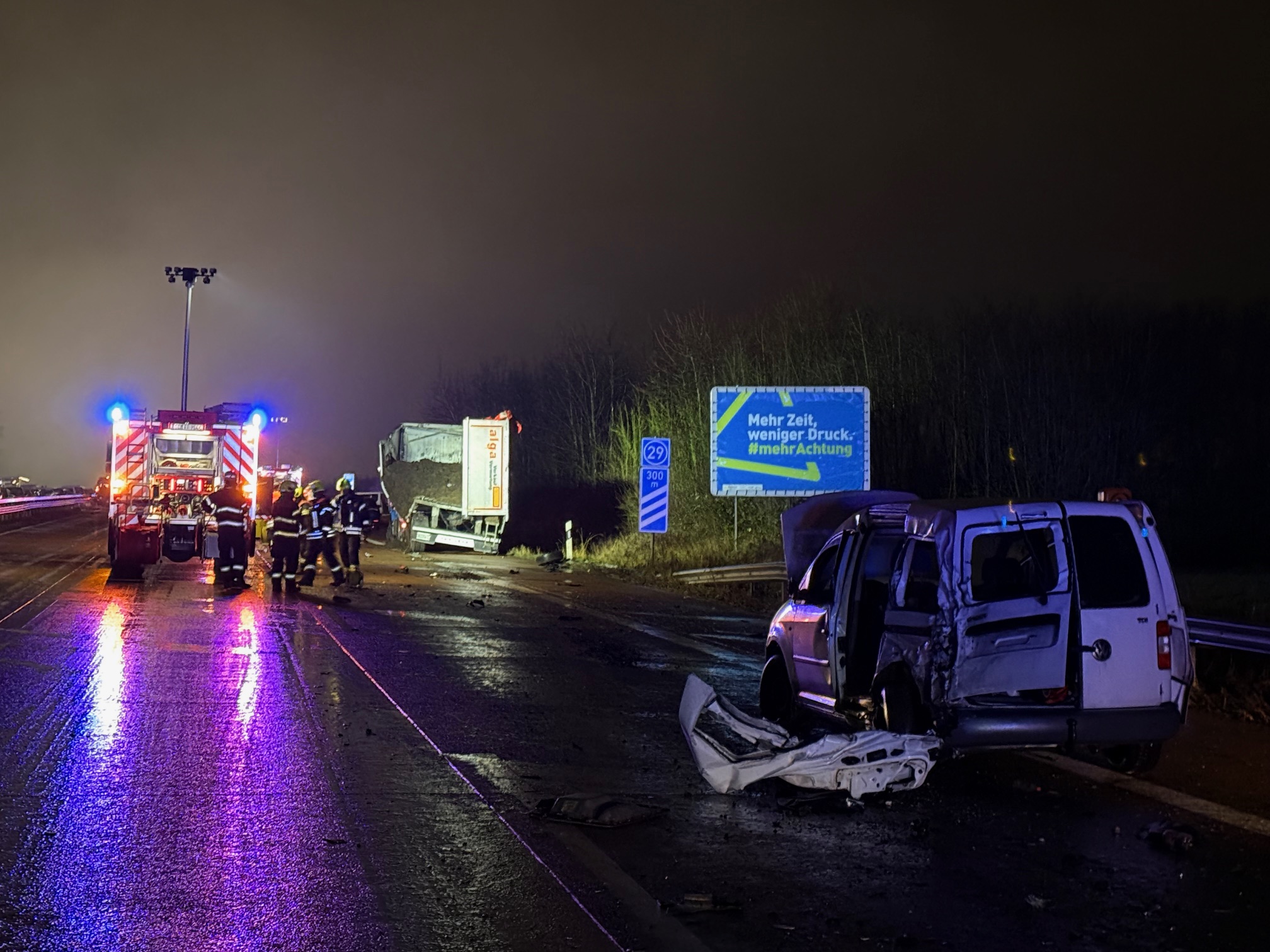 Beschädigte Fahrzeuge und Rettungskräfte auf einer Autobahn