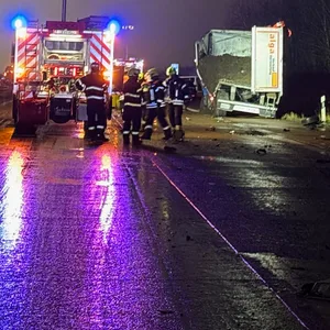 Beschädigte Fahrzeuge und Rettungskräfte auf einer Autobahn
