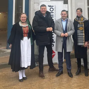 Dr. Andreas Dressel, Dr. Anna Joss, Ralf Neubauer und Jan Zunke stehen vor der "Oole Wach"