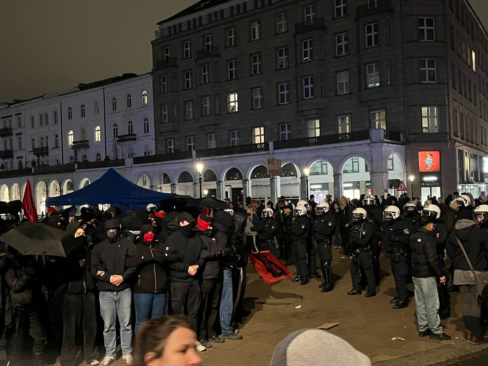 Auf der Reesendammbrücke hat sich eine Gruppe von etwa 50 Vermummten versammelt