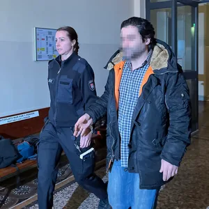 Der Angeklagte auf dem Weg ins Gericht