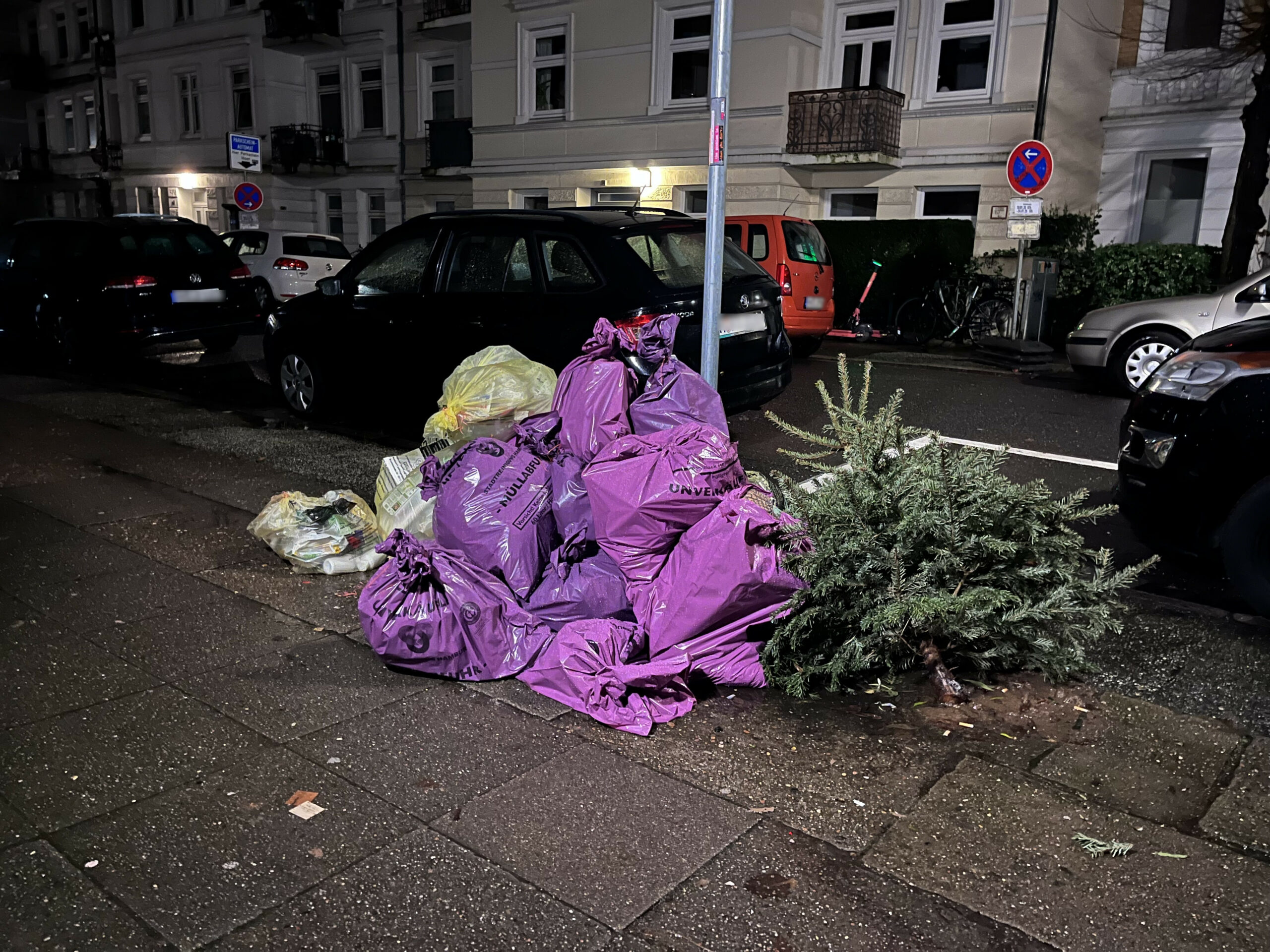 Rosa Mülltüten auf der Straße