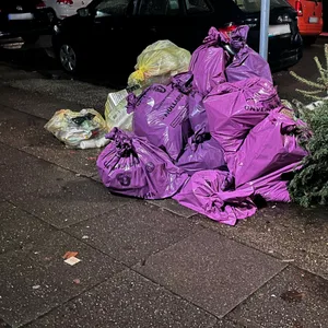 Rosa Mülltüten auf der Straße