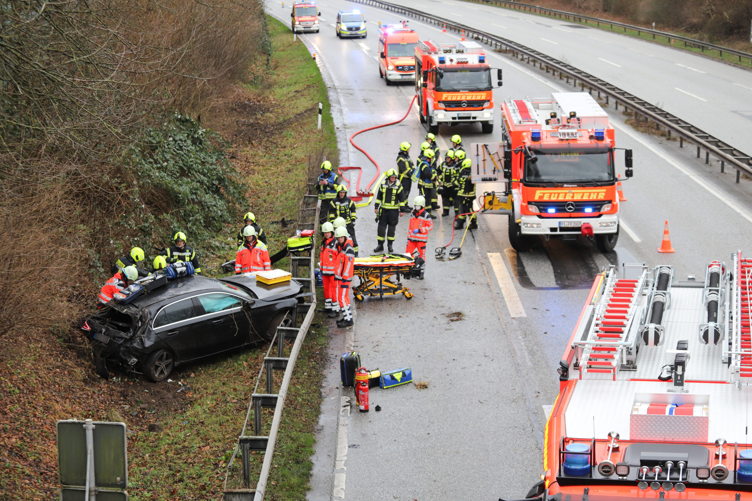 Einsatzkräfte an der Unfallstelle. Das Auto landete hinter den Leitplanken.