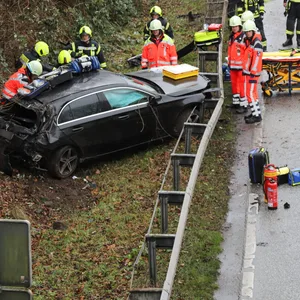 Einsatzkräfte an der Unfallstelle. Das Auto landete hinter den Leitplanken.