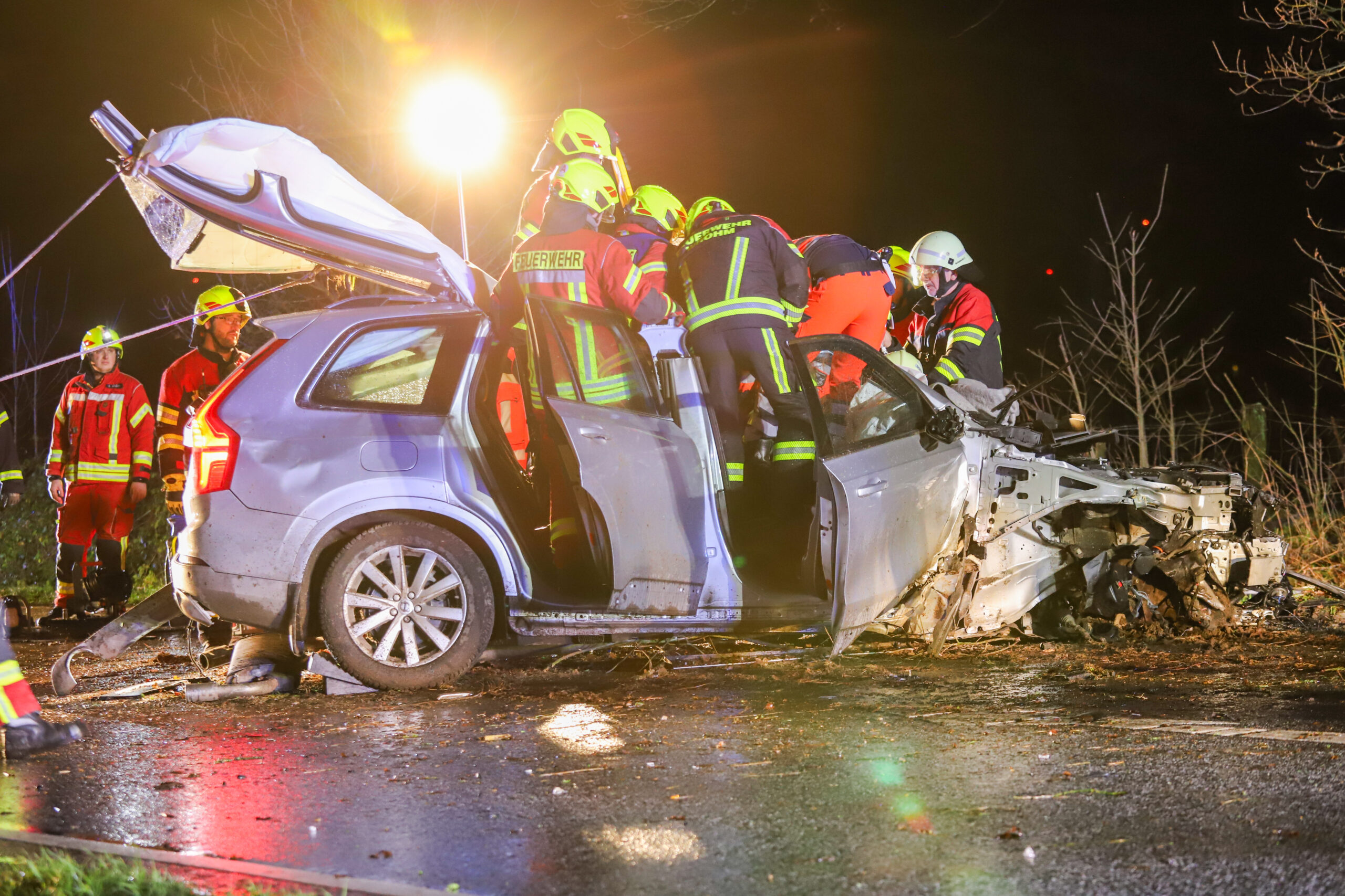 Der Volvo wurde bei dem Unfall komplett zerstört.